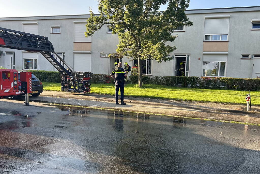 Bewoners van dak gered bij woningbrand