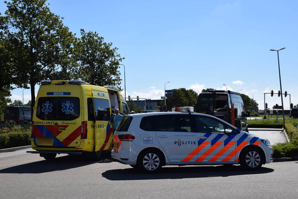 Bestuurder camper en persoon op elektrische mountainbike in botsing