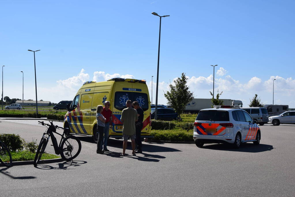 Bestuurder camper en persoon op elektrische mountainbike in botsing