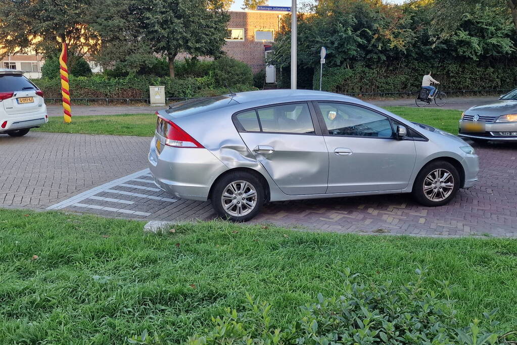 Bezorgscooter in botsing met auto