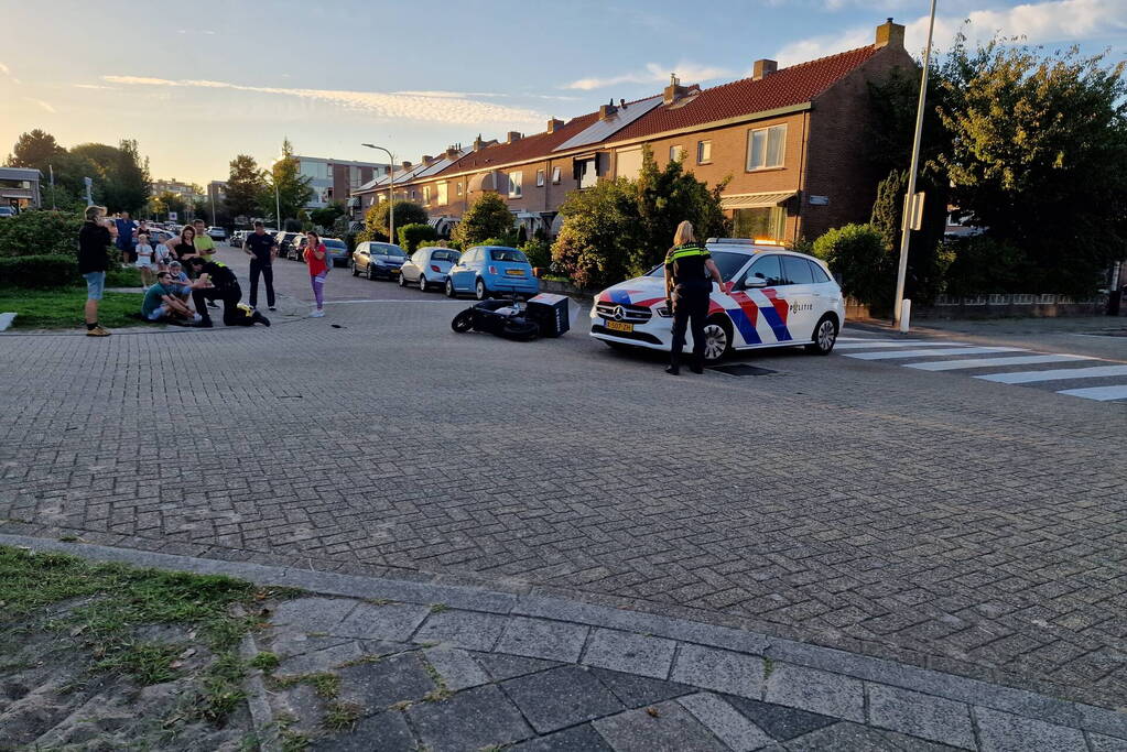 Bezorgscooter in botsing met auto