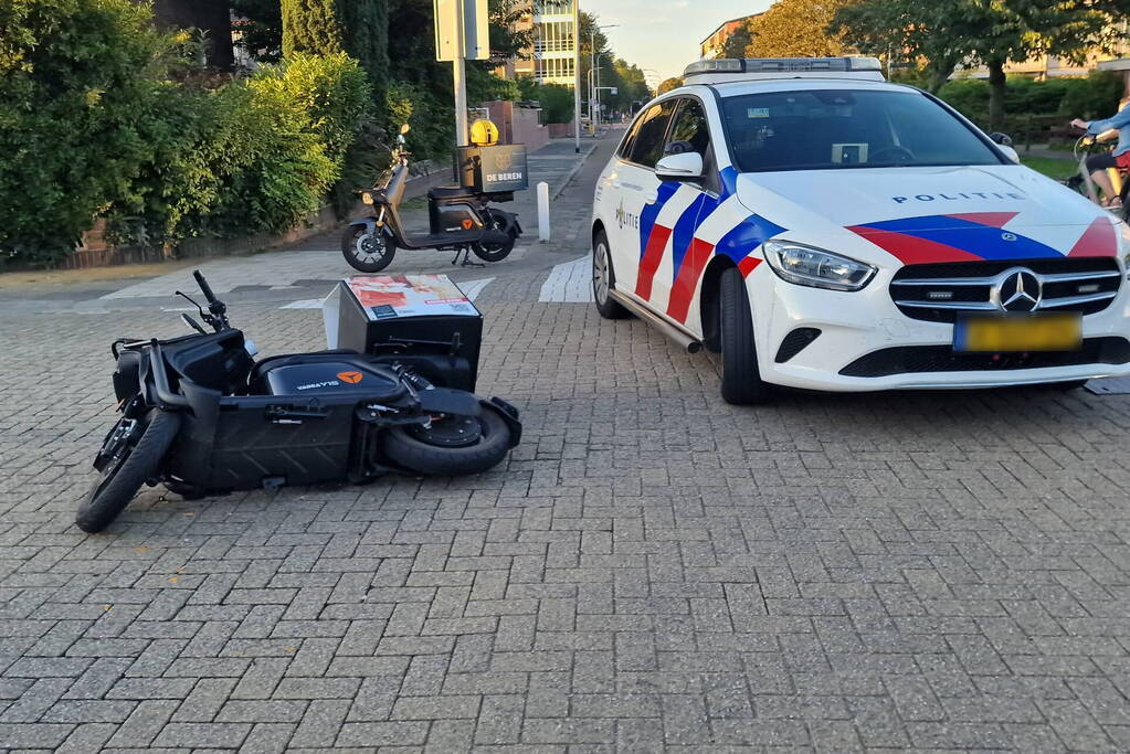 Bezorgscooter in botsing met auto