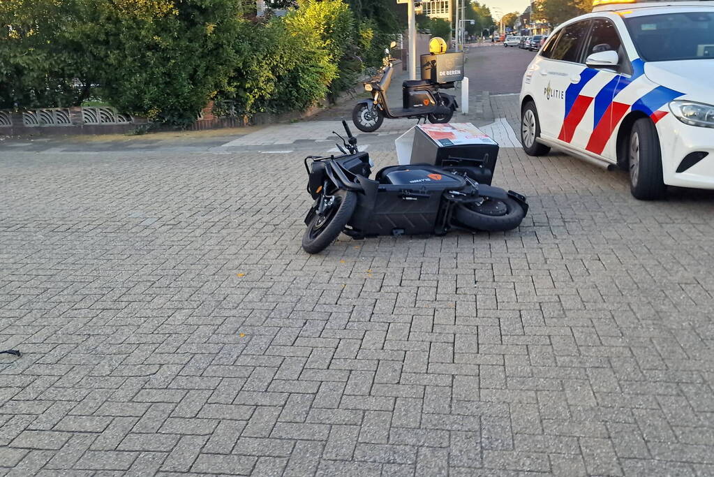 Bezorgscooter in botsing met auto