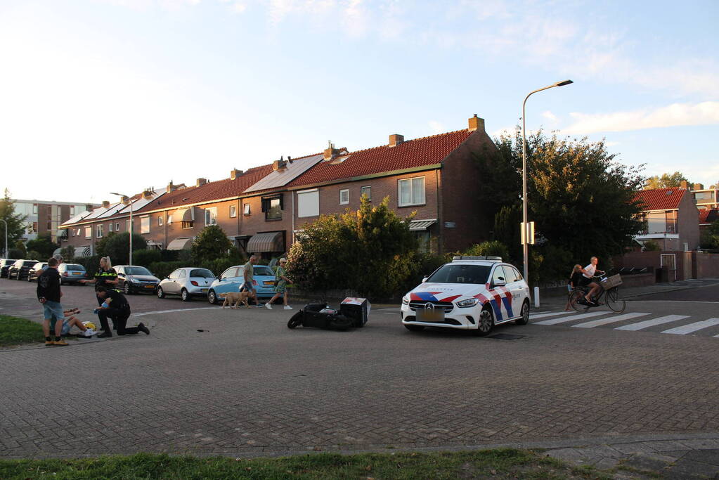 Bezorgscooter in botsing met auto