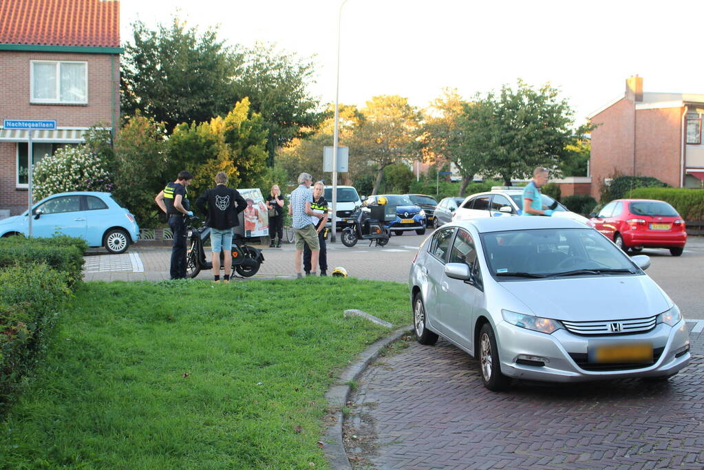 Bezorgscooter in botsing met auto