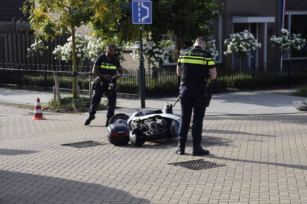 Veel schade bij ongeval tussen bestelbus en scooter
