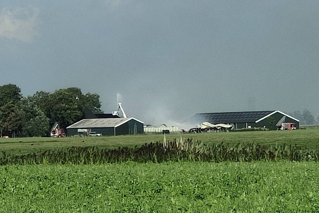 Uitslaande brand in schuur van boerderij