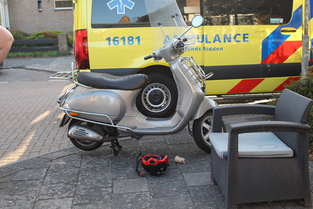 Automobilist en scooterrijder in botsing