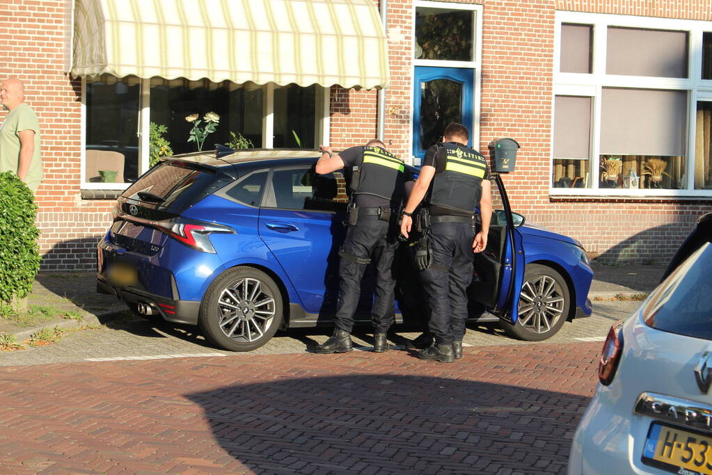 Automobilist en scooterrijder in botsing