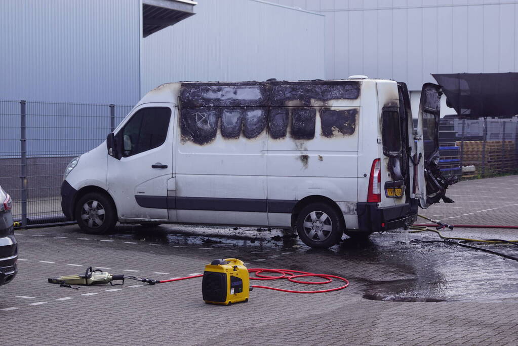 Geparkeerde bestelbus uitgebrand, omgeving afgezet vanwege gevaarlijke stoffen