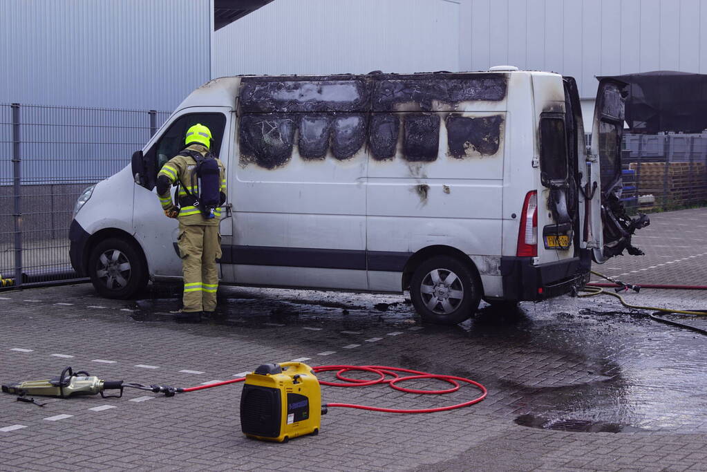 Geparkeerde bestelbus uitgebrand, omgeving afgezet vanwege gevaarlijke stoffen
