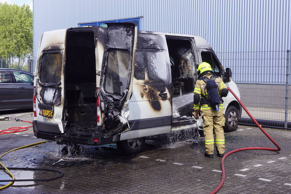 Geparkeerde bestelbus uitgebrand, omgeving afgezet vanwege gevaarlijke stoffen