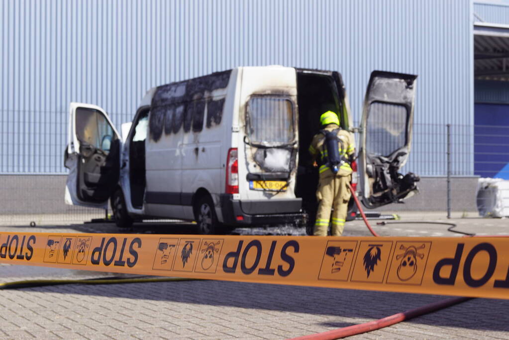 Geparkeerde bestelbus uitgebrand, omgeving afgezet vanwege gevaarlijke stoffen