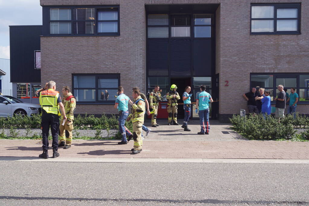 Geparkeerde bestelbus uitgebrand, omgeving afgezet vanwege gevaarlijke stoffen