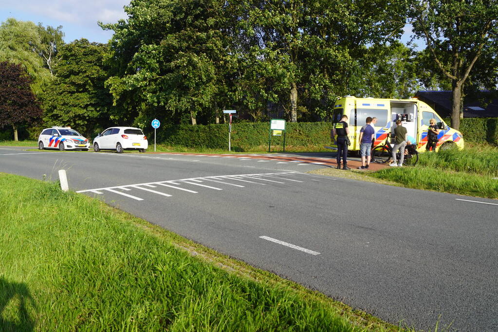 Auto ziet fietser over het hoofd