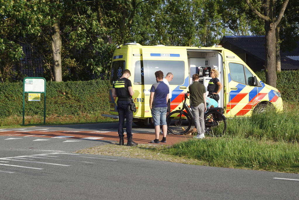 Auto ziet fietser over het hoofd