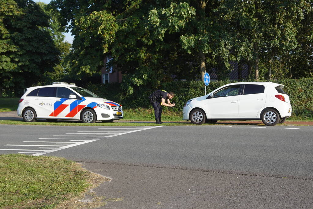 Auto ziet fietser over het hoofd
