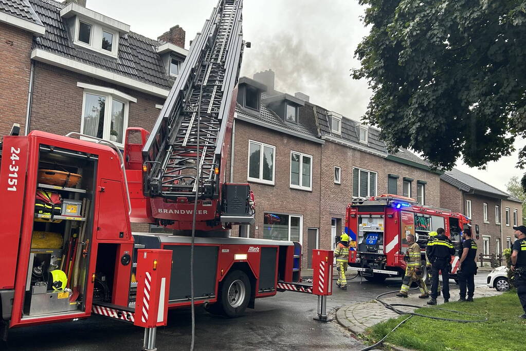 Hevige rookontwikkeling bij brand op zolder