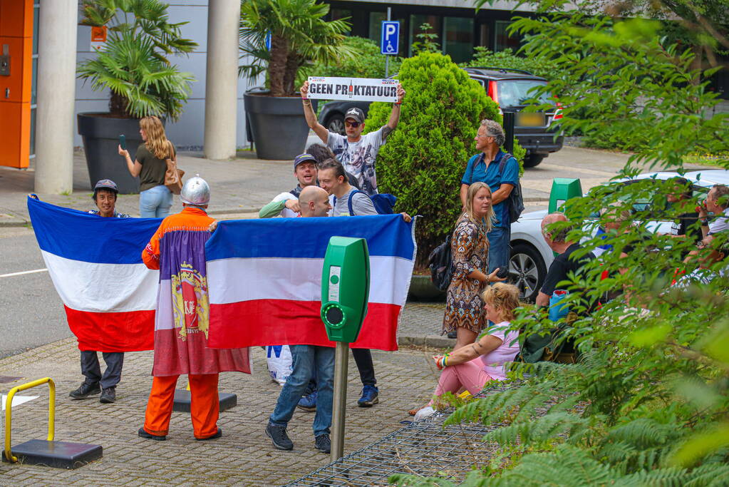Demonstratie bij gebouwen van NOS en 3FM