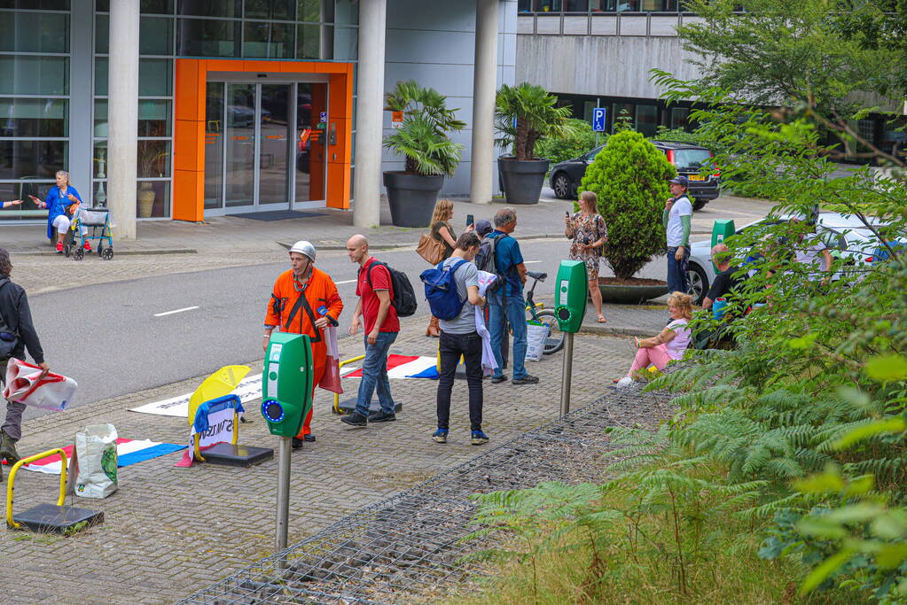 Demonstratie bij gebouwen van NOS en 3FM