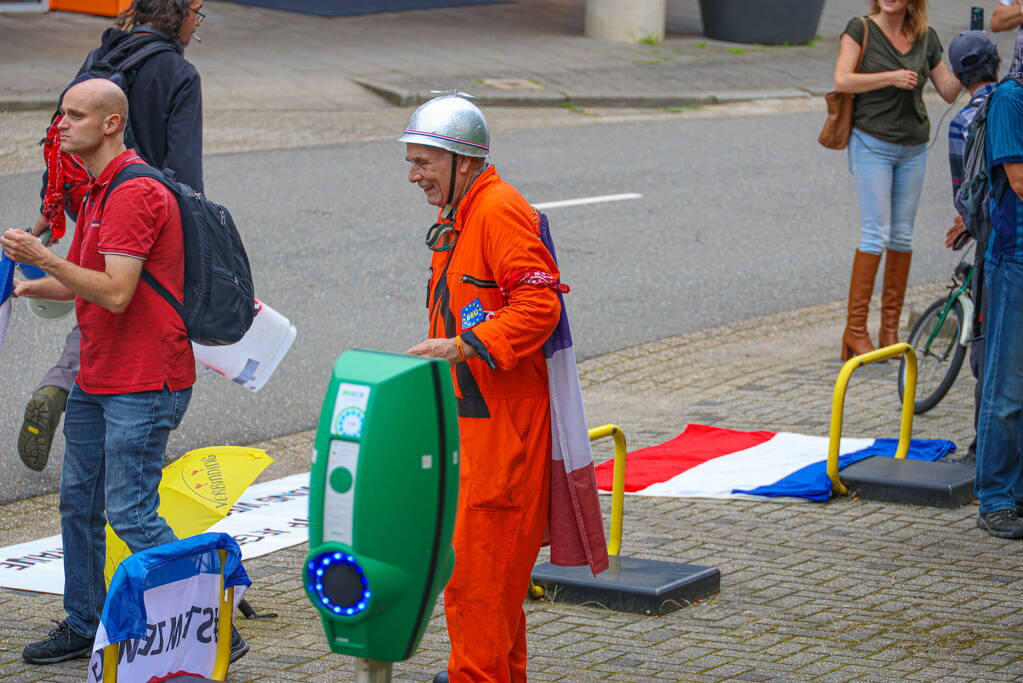 Demonstratie bij gebouwen van NOS en 3FM