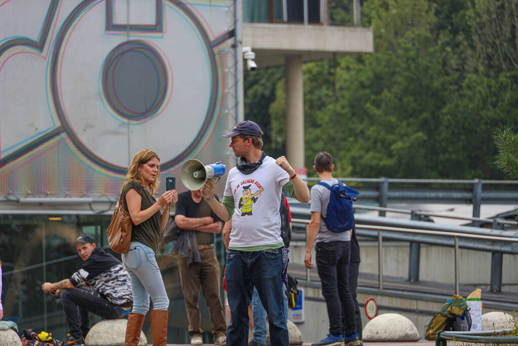 Demonstratie bij gebouwen van NOS en 3FM