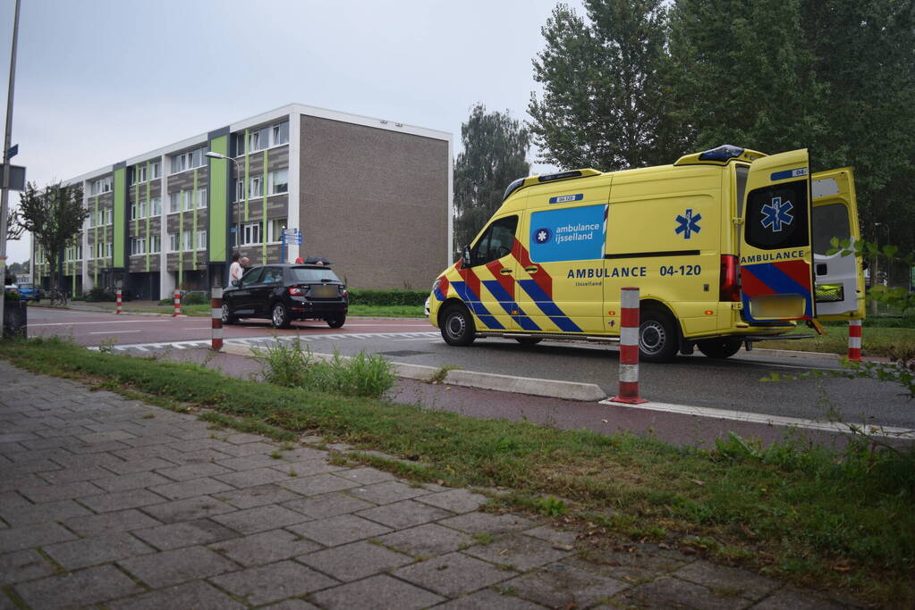 Fietser wijkt uit voor auto en komt ten val