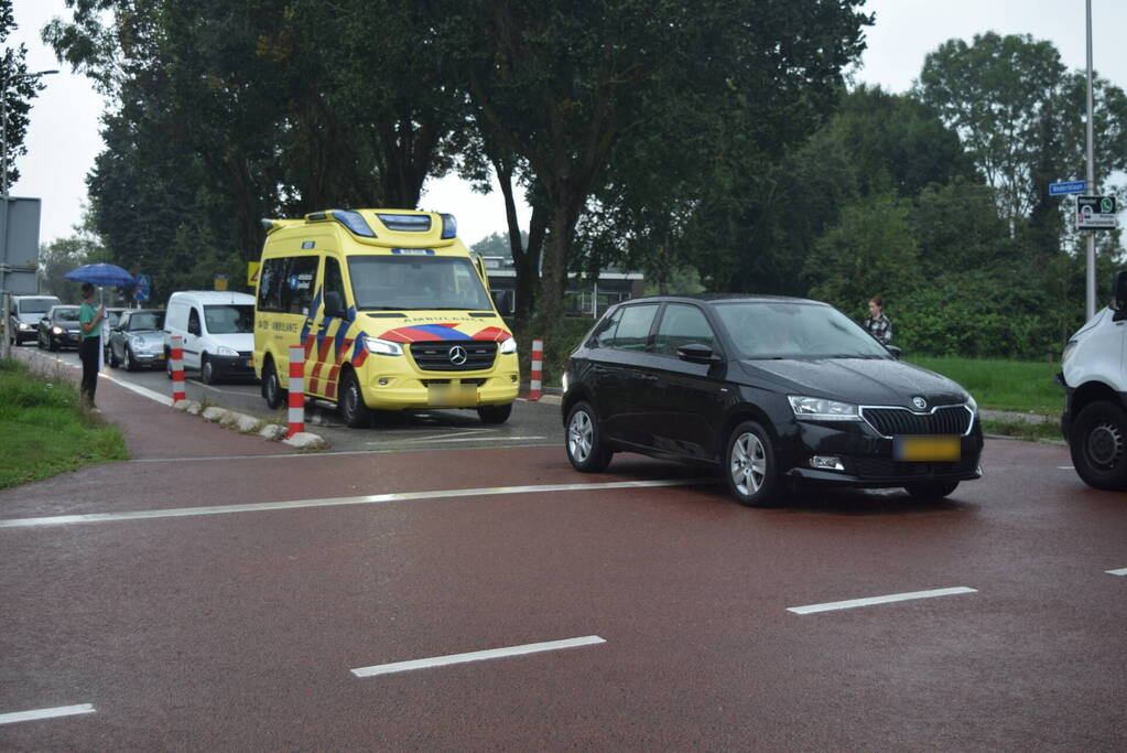 Fietser wijkt uit voor auto en komt ten val