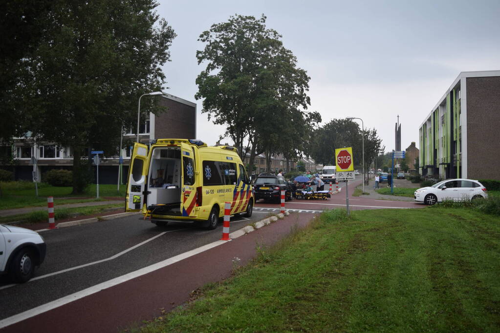 Fietser wijkt uit voor auto en komt ten val