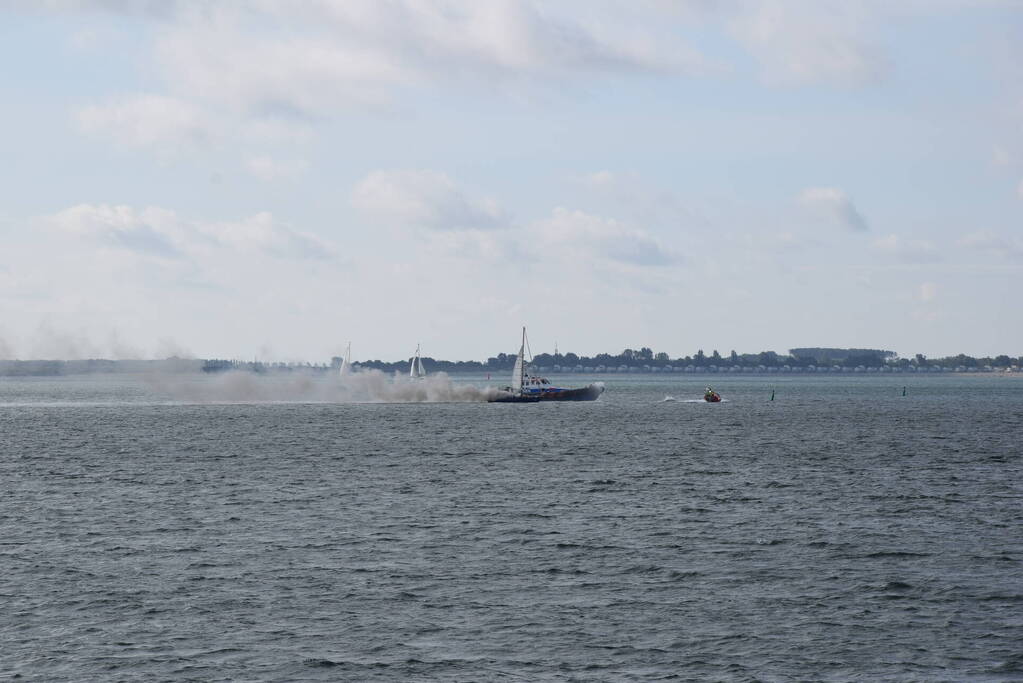 Zeiljacht uitgebrand op Oosterschelde