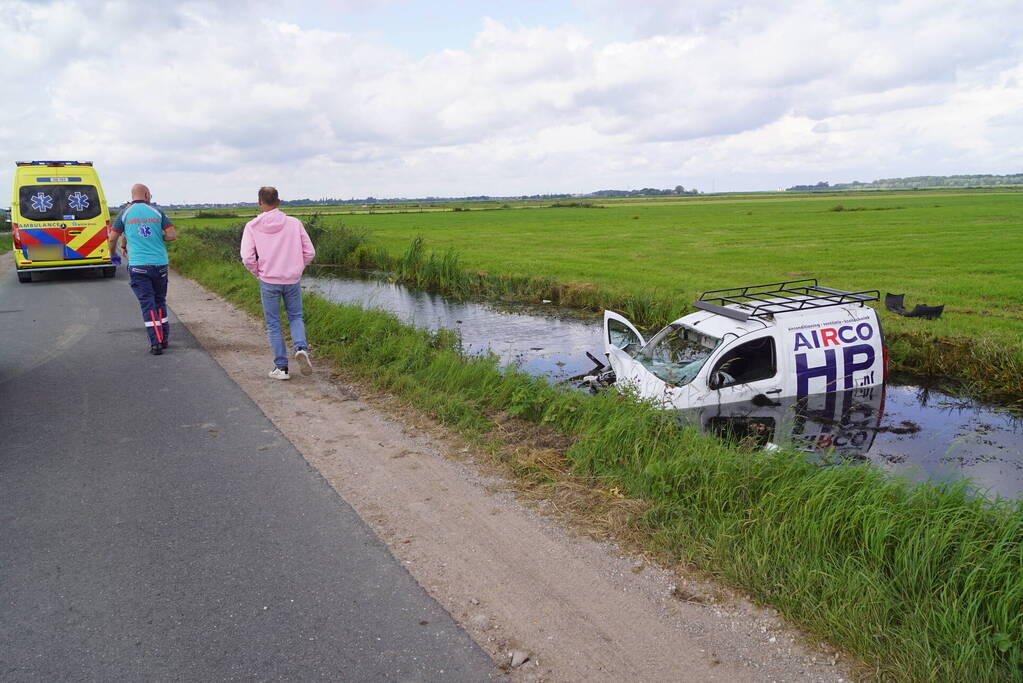 Bestelbus belandt zwaar beschadigd in sloot