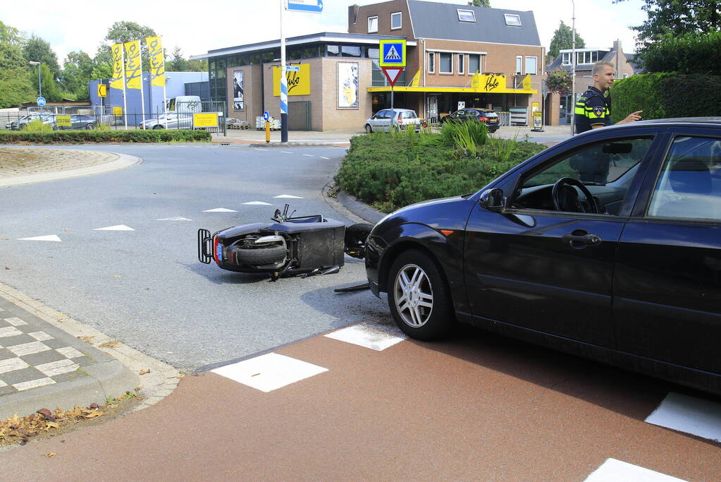 Scooterrijder gewond bij botsing met automobilist