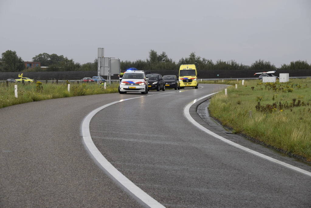 Automobilist belandt op zijkant naast afrit