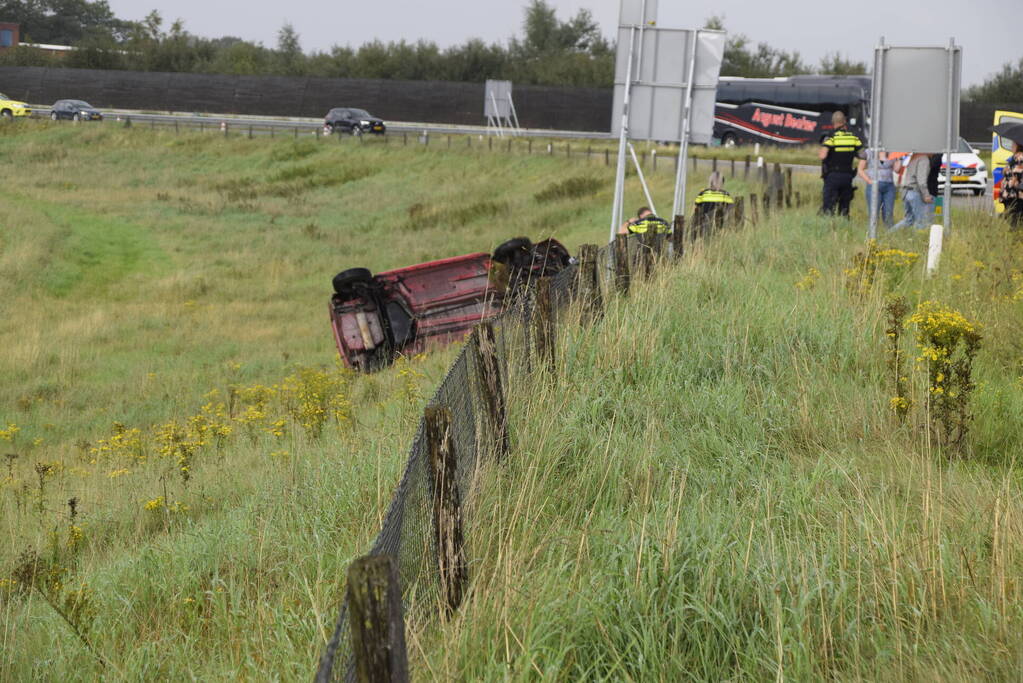 Automobilist belandt op zijkant naast afrit
