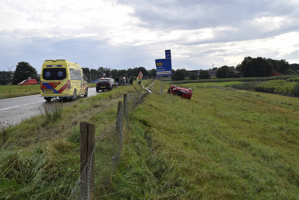 Automobilist belandt op zijkant naast afrit