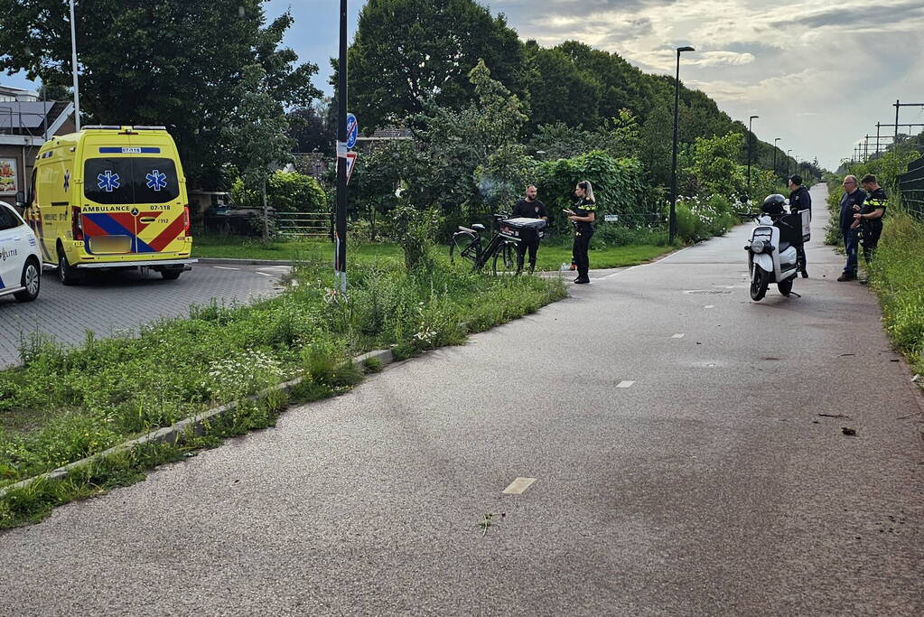 Twee maaltijdbezorgers botsen op fietspad