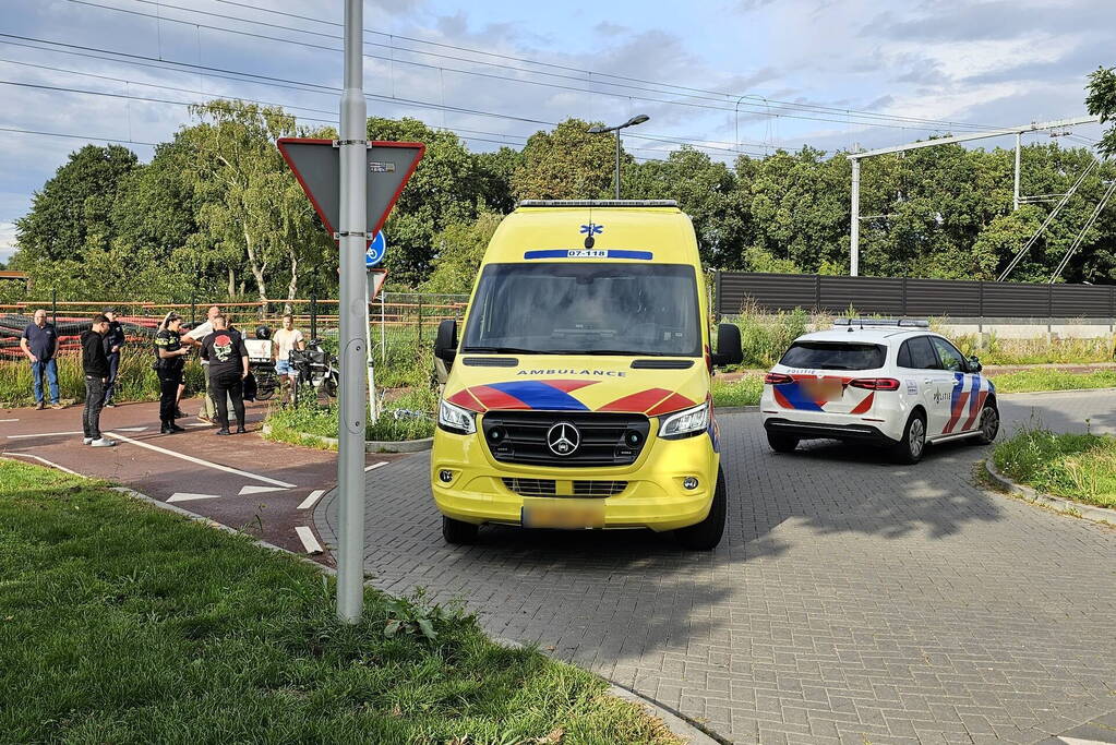 Twee maaltijdbezorgers botsen op fietspad