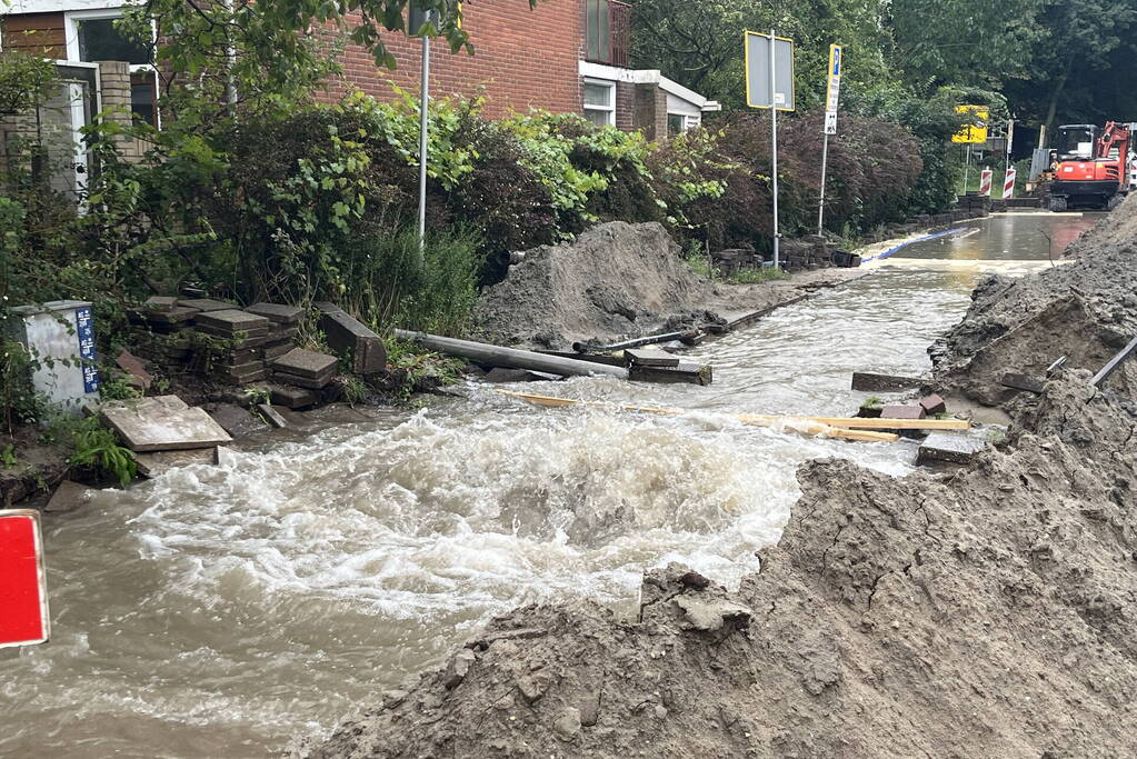 Straten onderwater door gesprongen hoofdleiding