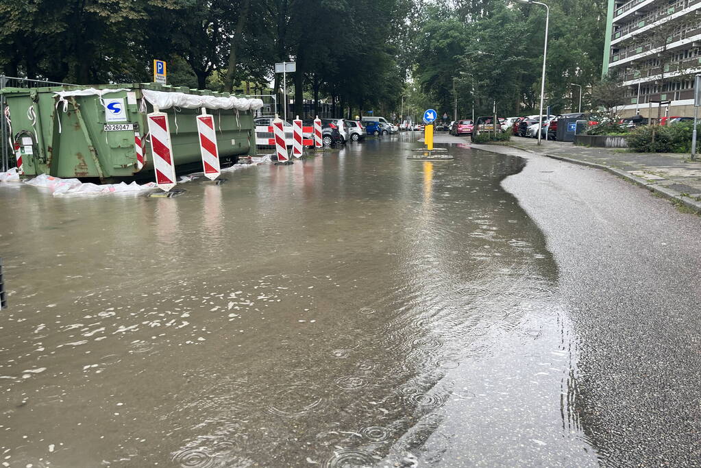 Straten onderwater door gesprongen hoofdleiding