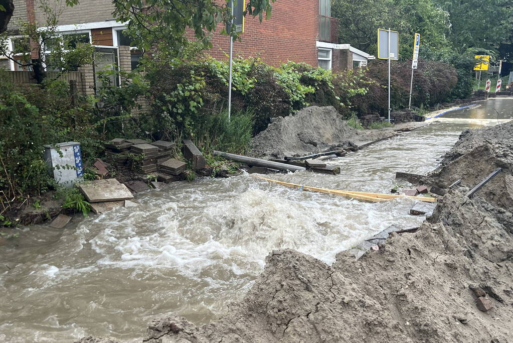 Straten onderwater door gesprongen hoofdleiding