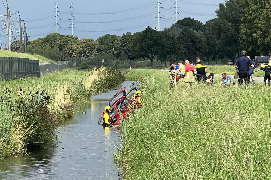 Automobilist belandt in sloot