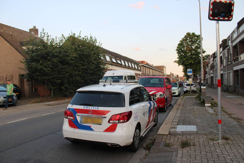 Man klimt op woning en gooit dakpannen naar hulpdiensten