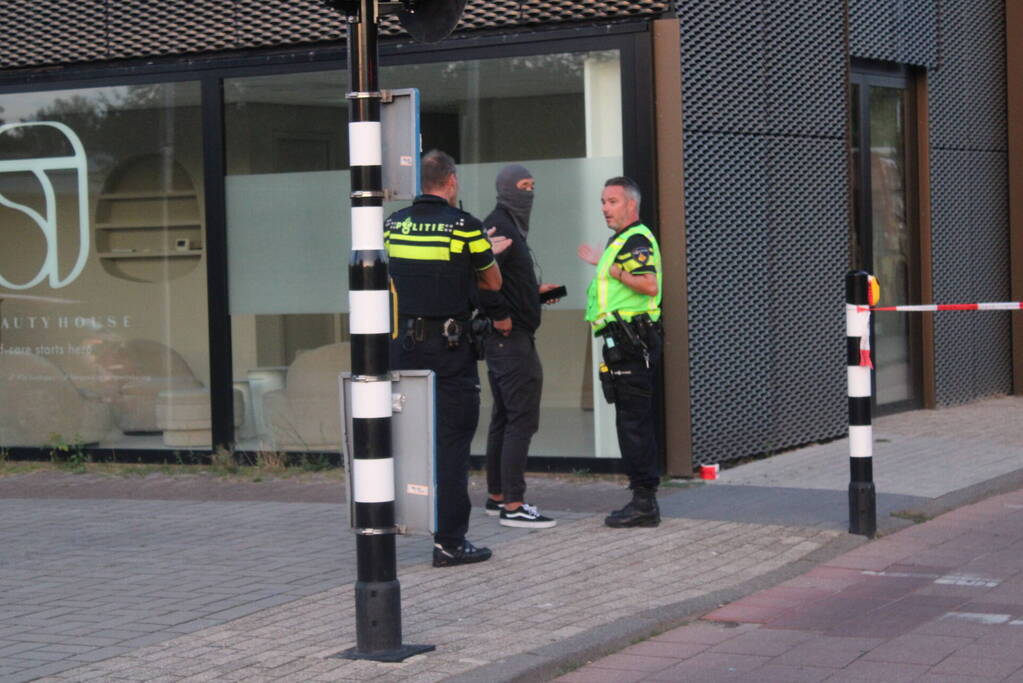 Man klimt op woning en gooit dakpannen naar hulpdiensten