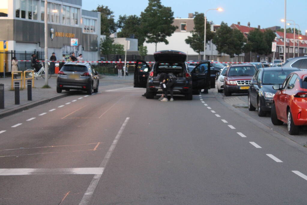 Man klimt op woning en gooit dakpannen naar hulpdiensten