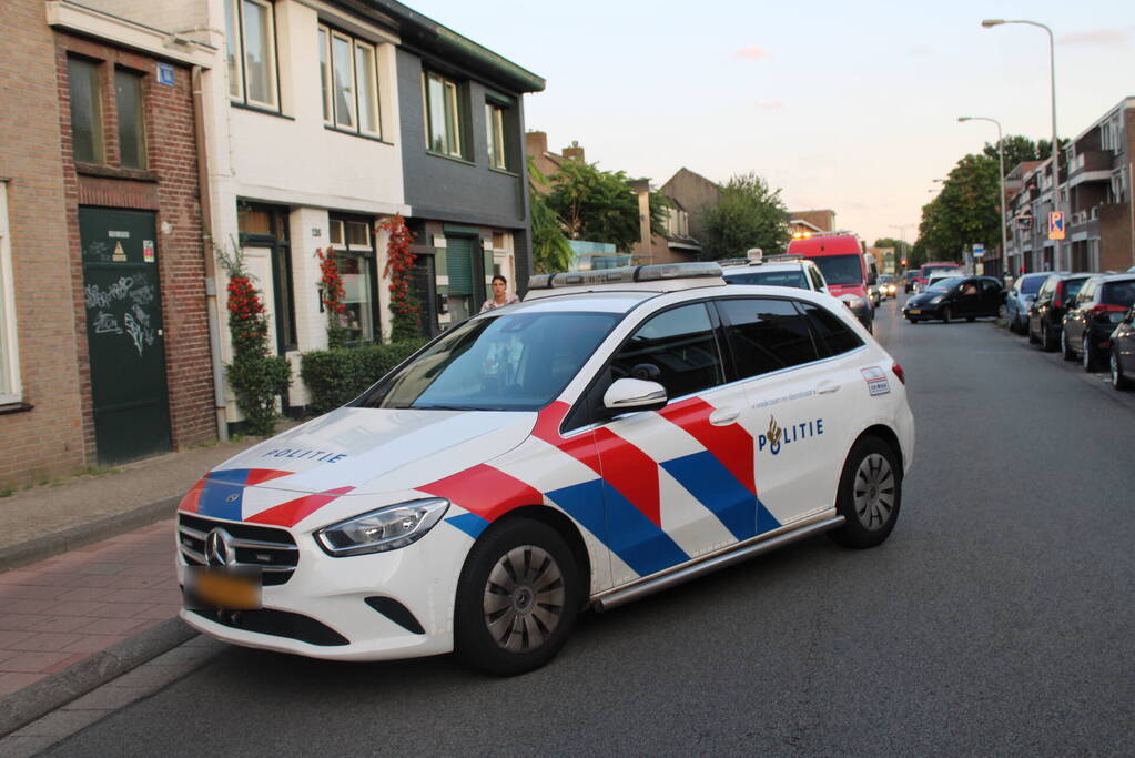 Man klimt op woning en gooit dakpannen naar hulpdiensten