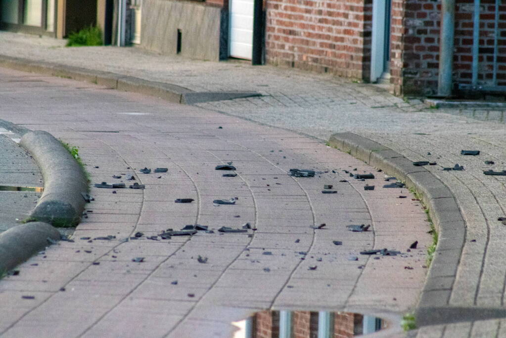 Man klimt op woning en gooit dakpannen naar hulpdiensten