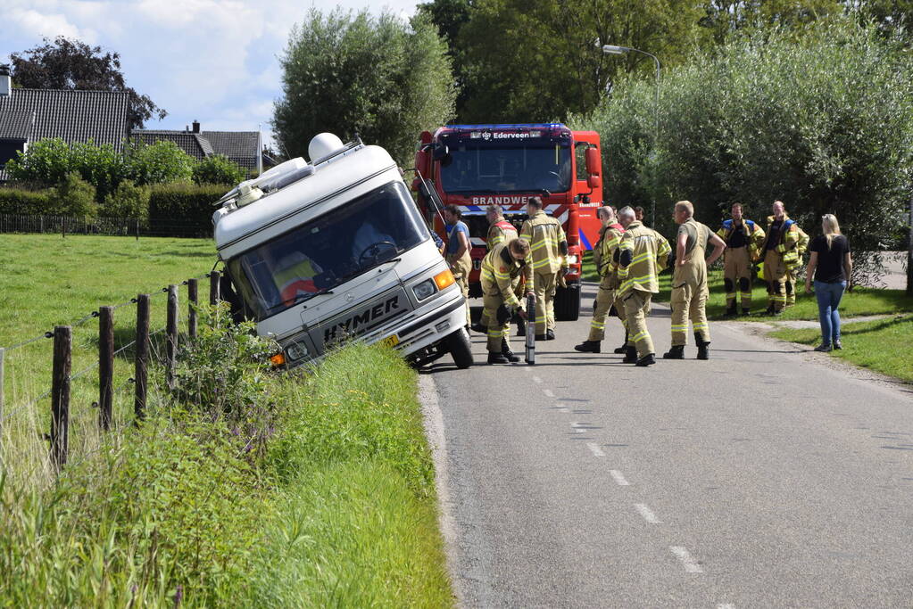 Camper belandt deels in greppel