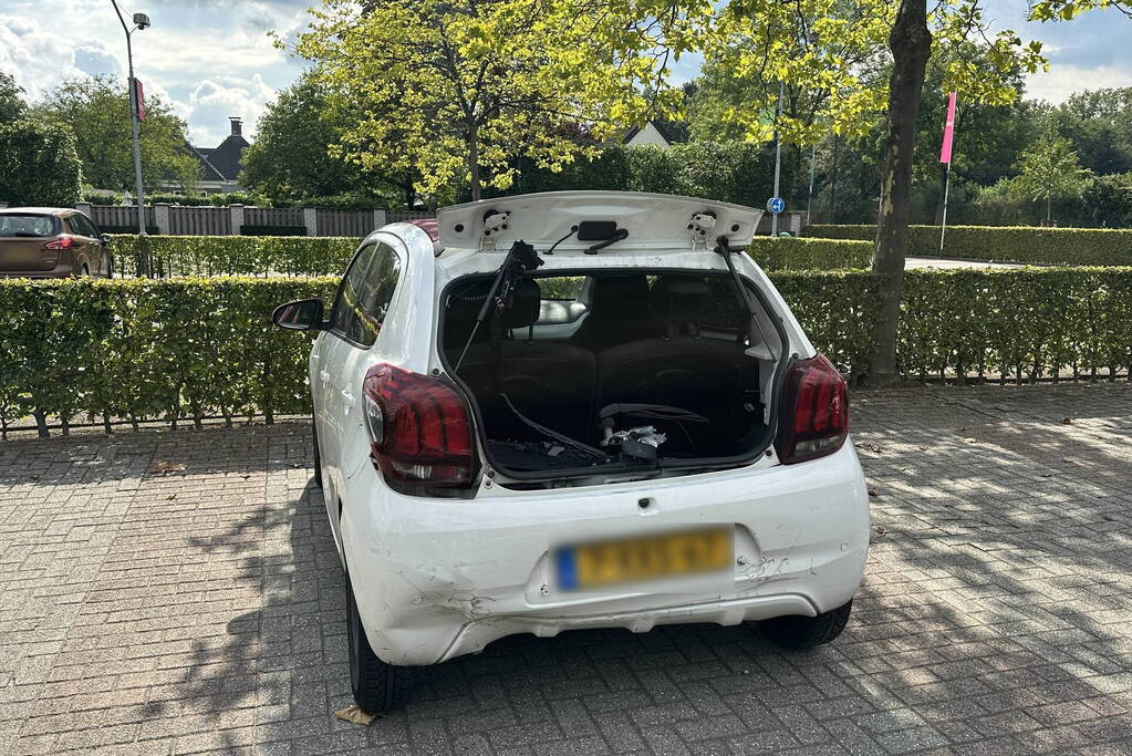 Schade bij ongeval tussen auto en bestelbus