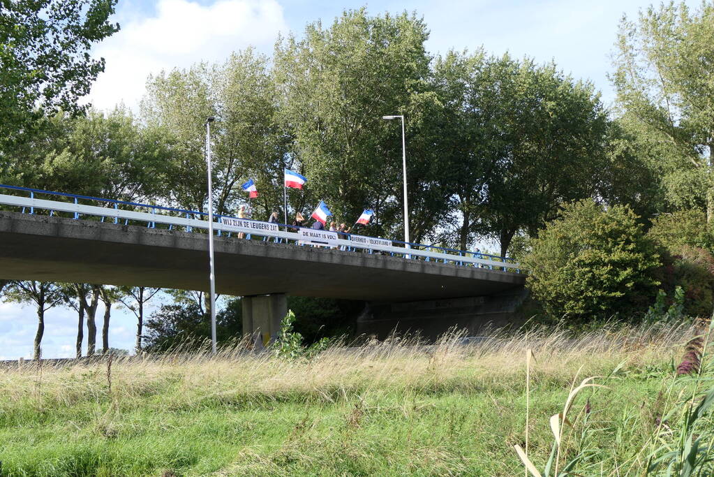 Demonstratie op viaduct