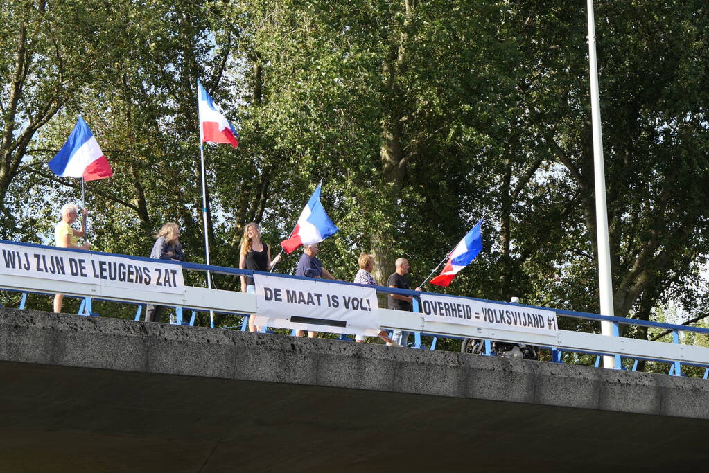 Demonstratie op viaduct